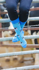Discover our stylish blue-themed calf socks featuring charming black and white cows, the perfect finishing touch for any country-style outfit. Ideal for outdoor adventures and farmers alike, these socks offer comfort and a playful nod to rural life, making them a must-have addition to your wardrobe.