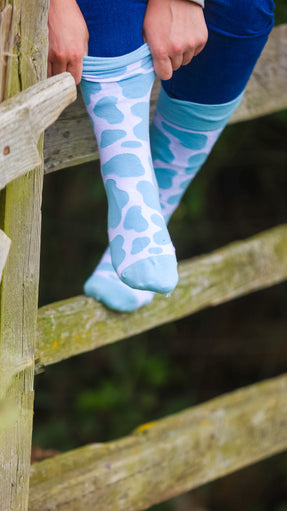 Charming blue cow print socks inspired by the countryside, perfect for elevating your country-inspired outfits! Designed for comfort and style, these cozy socks are ideal for walks in the countryside or relaxing at home. Step out in fashion and embrace the farm-inspired trend—add these must-have socks to your wardrobe today!