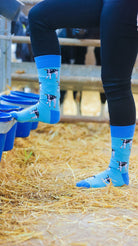 Discover our stylish blue-themed calf socks featuring charming black and white cows, the perfect finishing touch for any country-style outfit. Ideal for outdoor adventures and farmers alike, these socks offer comfort and a playful nod to rural life, making them a must-have addition to your wardrobe.